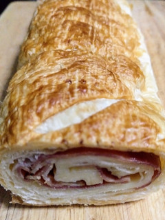 Una foto de Pan de jamón con masa de hojaldre