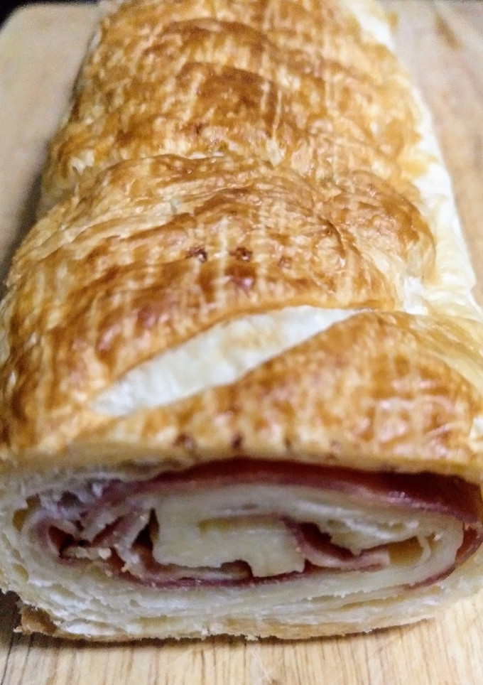 Una foto de Pan de jamón con masa de hojaldre