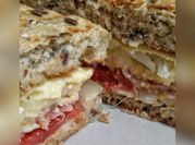 Una foto de bocadillo de beicon con queso