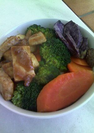 Una foto de Tofu en salsa tsuyu con arroz y verduras
