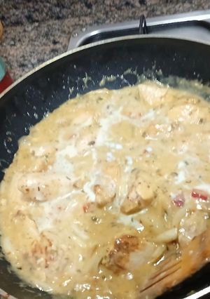 Una foto de Pollo a la mostaza con verduras y salsa blanca