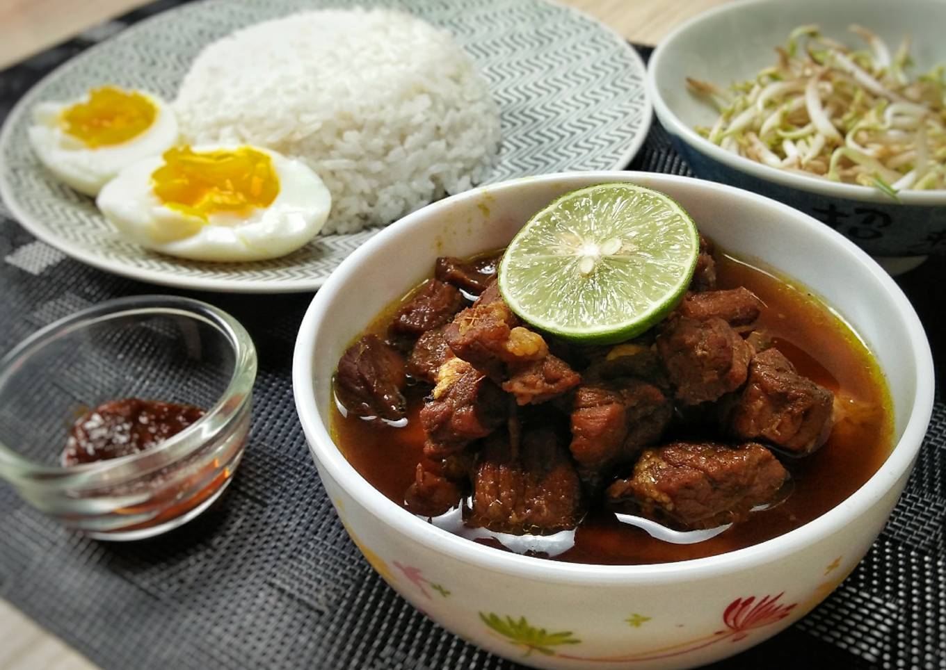 Rawon daging sapi dan tahu