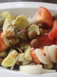 Una foto de Ensalada con cebolla y alcachofas
