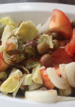 Una foto de Ensalada con cebolla y alcachofas