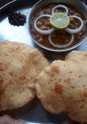 छोले भटूरे (chole bhature recipe in Hindi) रेसिपी मुख्य फोटो