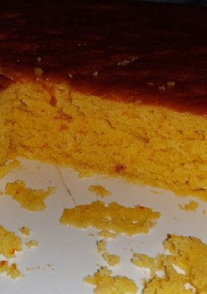 Una foto de Bizcochuelo de naranja con la fruta entera