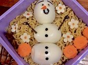 Gambar cara menghias bekal mie goreng