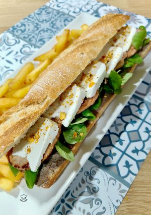 Foto principal de Bocadillo de lomo con paté a la naranja