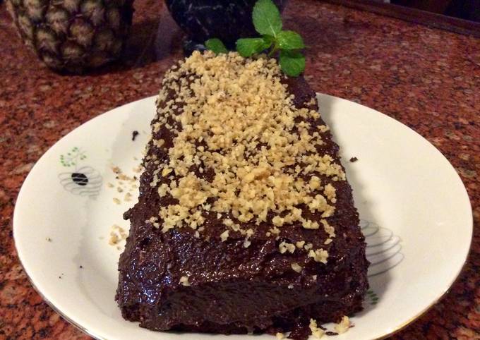 Torta de chocolate sin harina con almendras en torre con flores comestibles