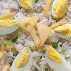 Una foto de Ensalada de Arroz, Huevo y Queso