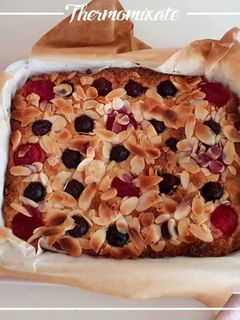 Una foto de Blondie con almendras y frutos rojos con Thermomix