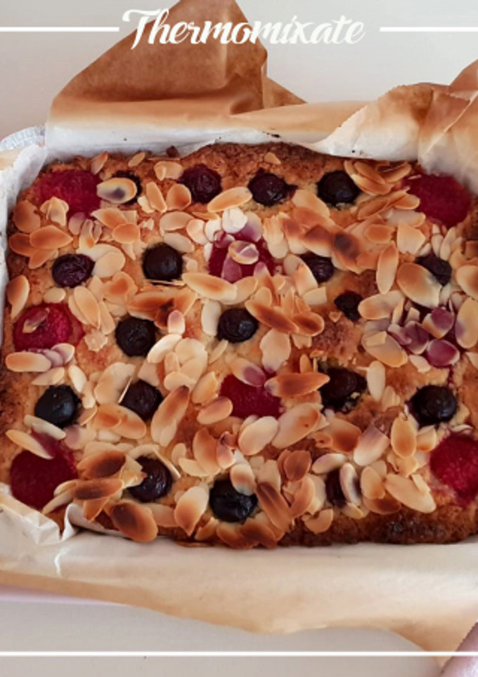 Una foto de Blondie con almendras y frutos rojos con Thermomix
