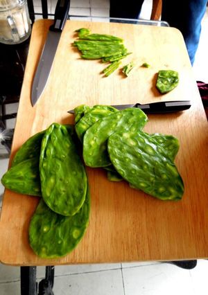 Una foto de Nopales asados tipo San Diego