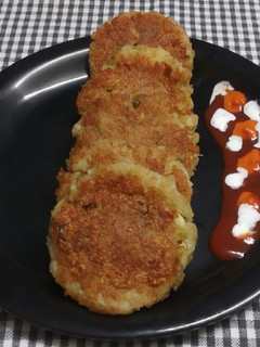 સોયા આલુ ટિક્કી (Soya Aloo Tikki Recipe In Gujarati) રેસીપી મુખ્ય ફોટો