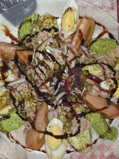 Una foto de Ensalada de cebolla caramelizada🧅🧅🧅