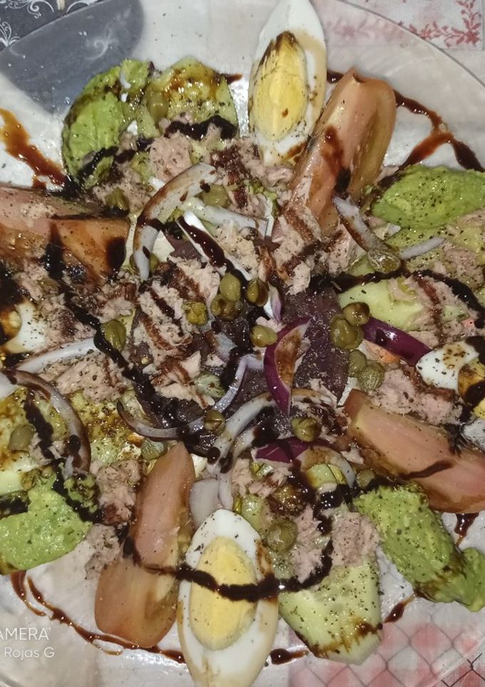 Una foto de Ensalada de cebolla caramelizada🧅🧅🧅