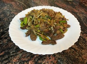 Una foto de Wok de hígado con verduras