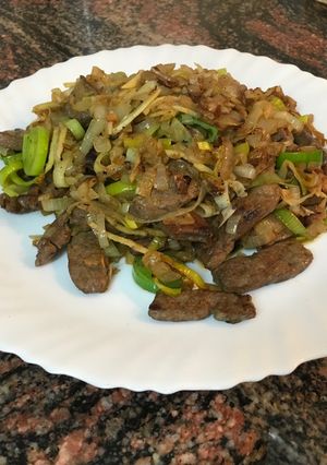 Una foto de Wok de hígado con verduras