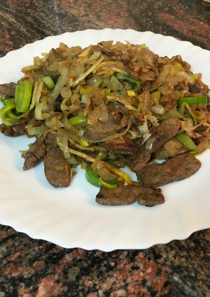 Una foto de Wok de hígado con verduras