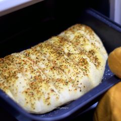A picture of Garlic breadsticks.