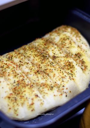 A picture of Garlic breadsticks.