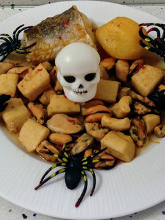 Una foto de Guiso de pescado y muerte en Halloween