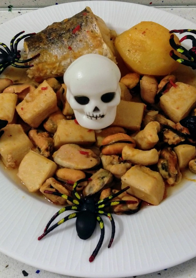 Una foto de Guiso de pescado y muerte en Halloween