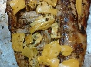 Una foto de Asado a la parrilla de anchoa de banco al chimi con ocas asadas (papines andinos)