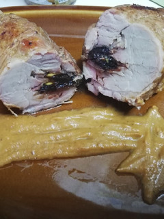 Una foto de Solomillo relleno de ciruelas y pistachos al Pedro Ximénez