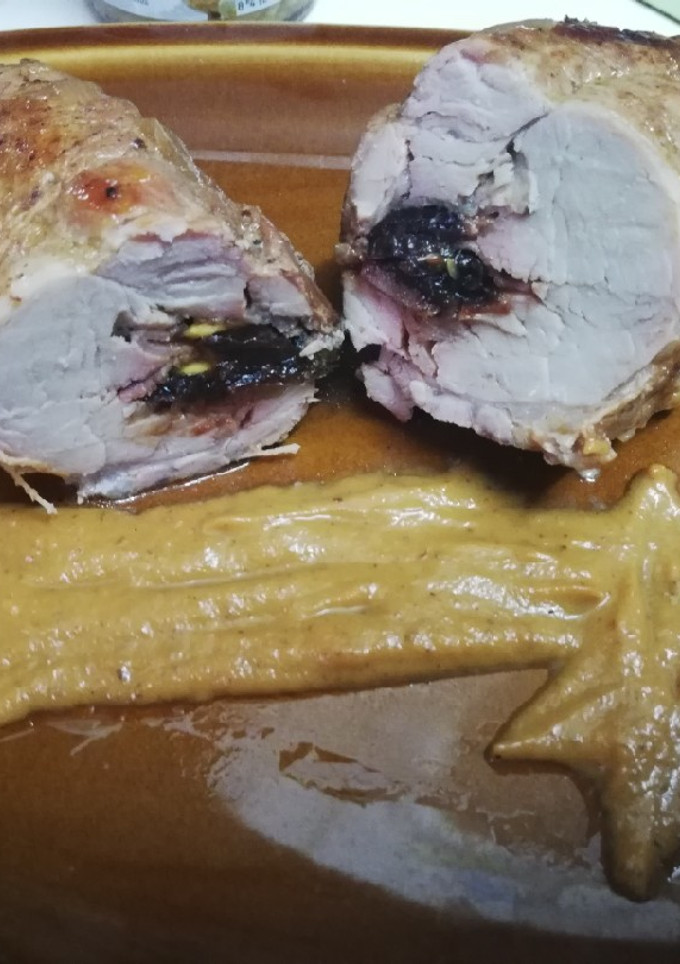 Una foto de Solomillo relleno de ciruelas y pistachos al Pedro Ximénez