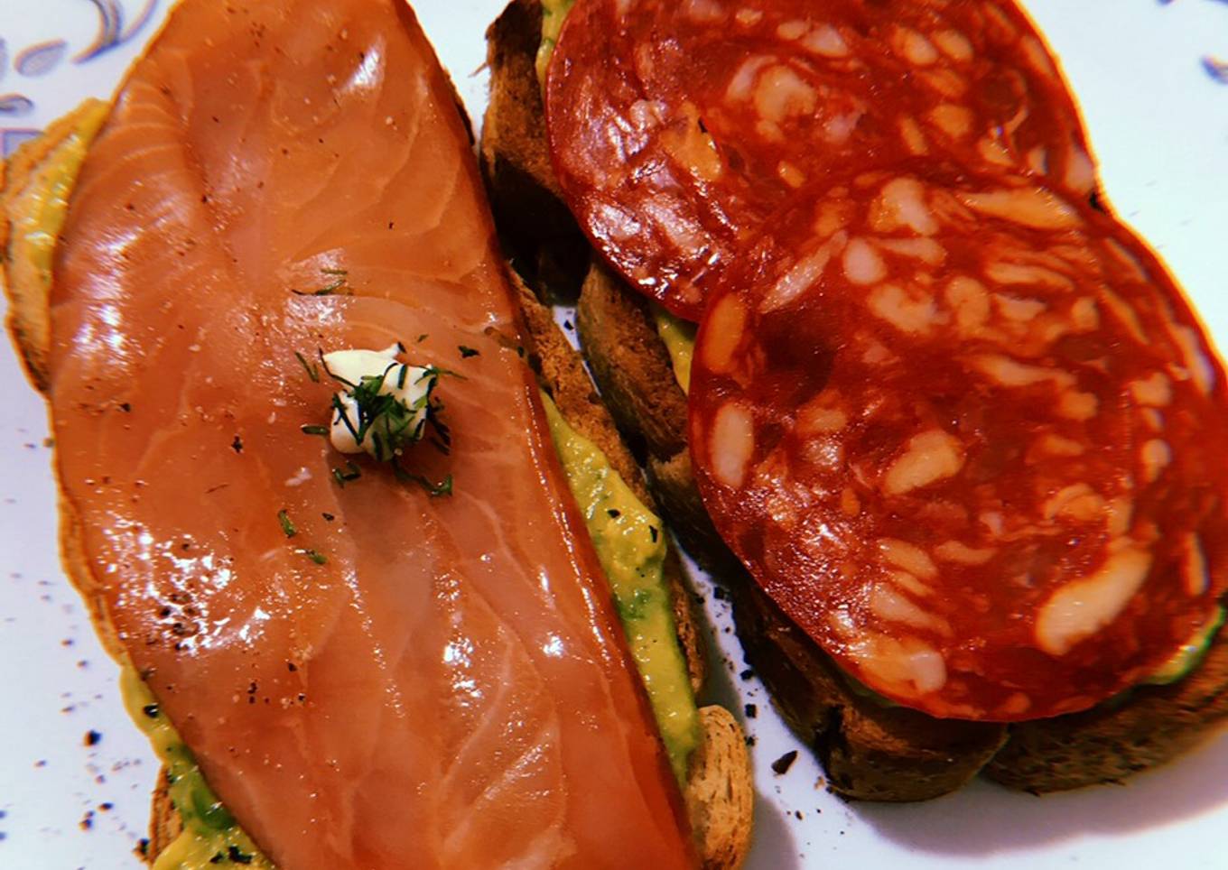 Tostadas de aguacate con salmón ahumado y salami 🍞🥑