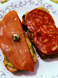 Una foto de Tostadas de aguacate con salmón ahumado y salami 🍞🥑
