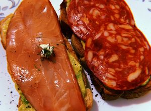 Una foto de Tostadas de aguacate con salmón ahumado y salami 🍞🥑
