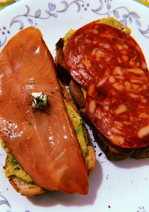 Una foto de Tostadas de aguacate con salmón ahumado y salami 🍞🥑