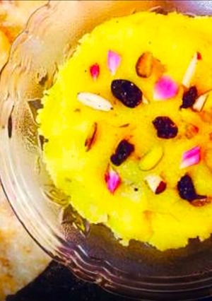 A picture of Mohanbhog with Luchi.