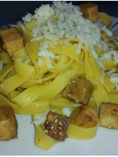 Una foto de Cintas al huevo con tofu marinado