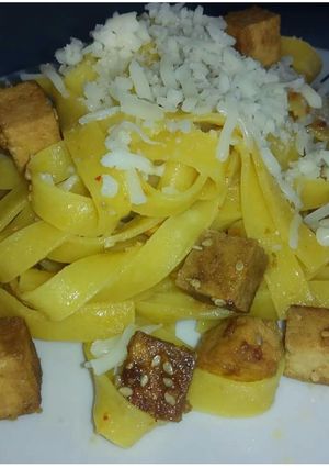 Una foto de Cintas al huevo con tofu marinado
