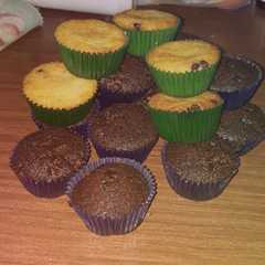 Una foto de Cupcakes de vainilla y chocolate 😋