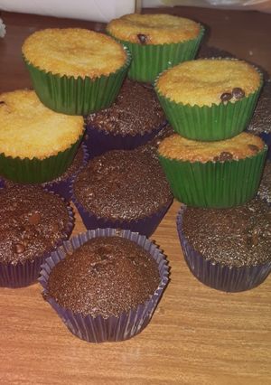 Una foto de Cupcakes de vainilla y chocolate 😋
