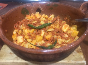Una foto de Papas con chorizo