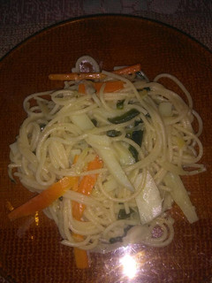 Una foto de Sopa de espagueti con verduras🍜