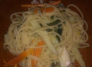 Una foto de Sopa de espagueti con verduras🍜