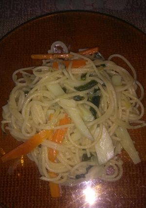 Una foto de Sopa de espagueti con verduras🍜