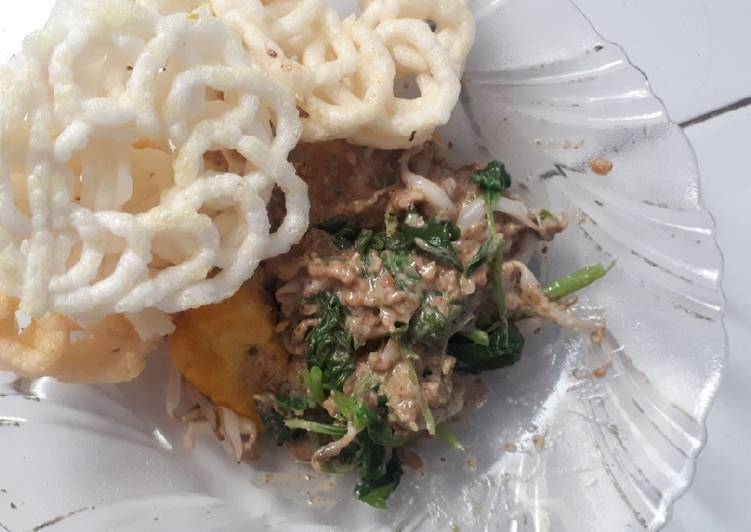 Pecel sayur (bayam+touge) Pecel sayur (bayam+touge)