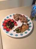 Pollo en salsa de champiñones, ensalada y espárragos gratinados