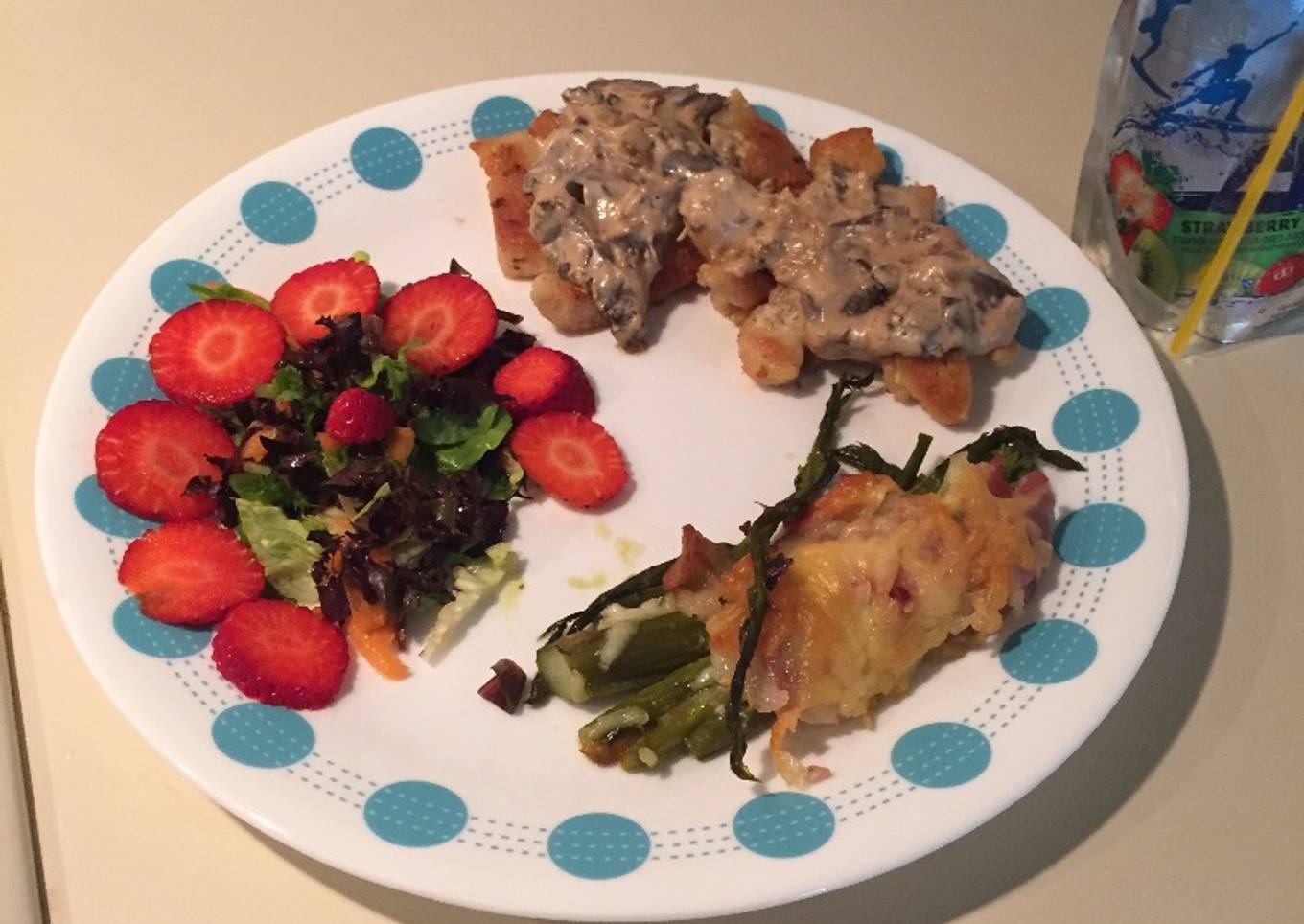 Pollo en salsa de champiñones, ensalada y espárragos gratinados