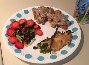 Una foto de Pollo en salsa de champiñones, ensalada y espárragos gratinados