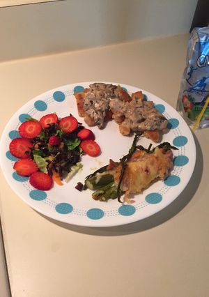 Una foto de Pollo en salsa de champiñones, ensalada y espárragos gratinados
