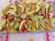 Una foto de ensalada naranja y granada