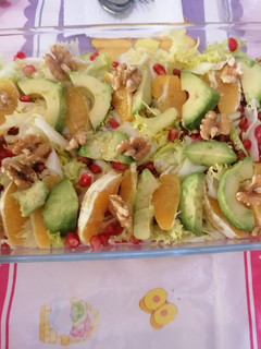 Una foto de Ensalada de naranja, nueces, aguacate y granada